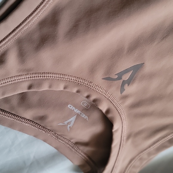 Veynd Size (S) Athletic fitted tank top. - Picture 3 of 3